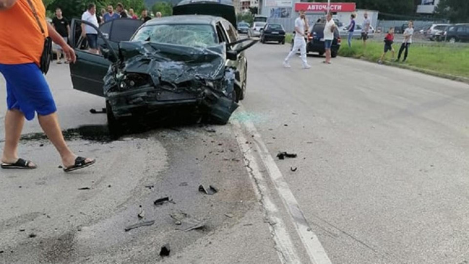 Седем ранени при зверска катастрофа във Враца | StandartNews.com