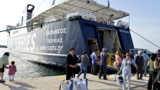 Гръцките фериботи затънаха в икономическа бездна