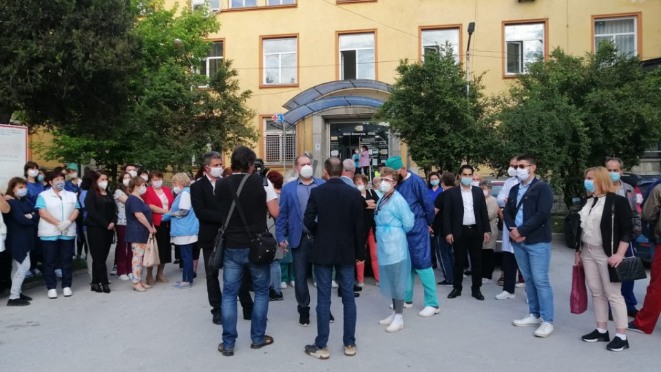 Медиците в болницата във Велинград хвърлят оставки | StandartNews.com