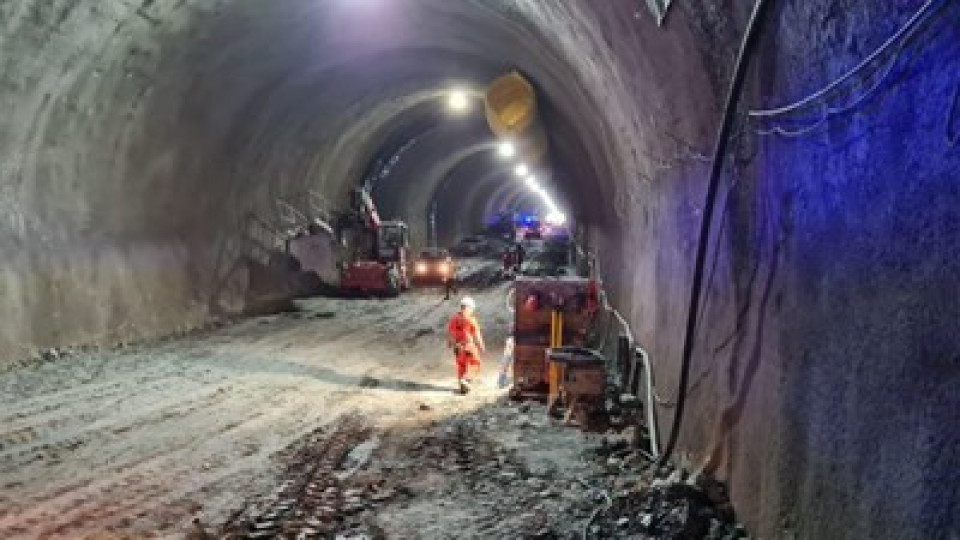 Срутване в тунел "Железница", има затрупан | StandartNews.com