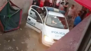 Мургав арестант седна до шофьора  в патрулката