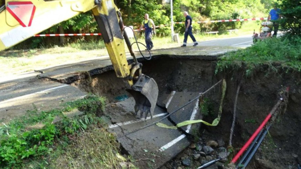 Пропадна пешеходна алея, 3 метра дупка | StandartNews.com