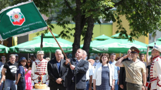 Пак вдигат заплатите в армията догодина