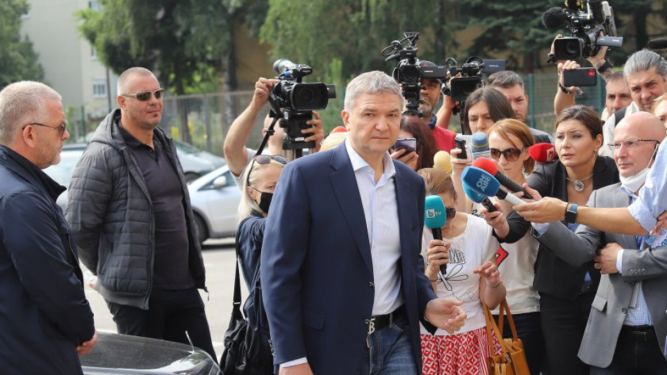 Заковаха Радев в размяна на съобщения с Бобоков | StandartNews.com