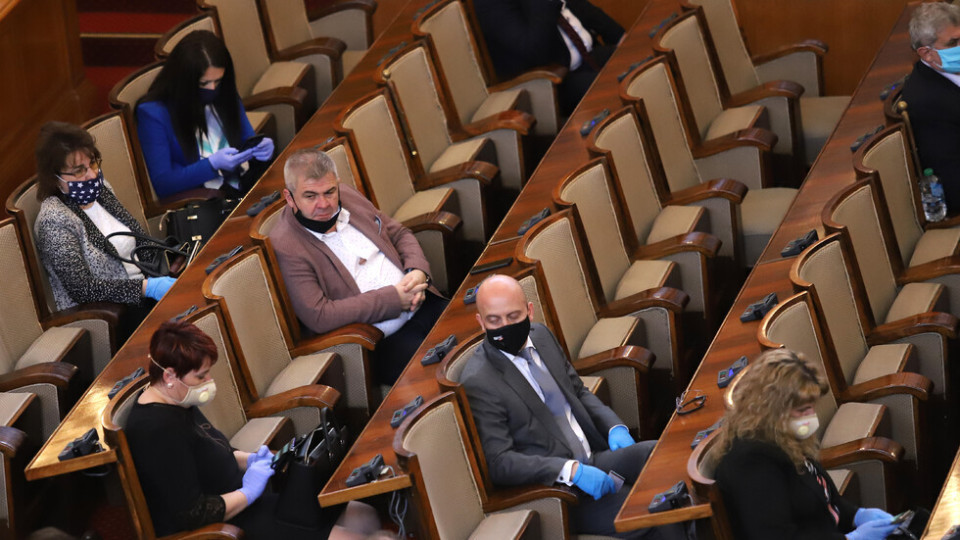 По 300 лв. глоба за 24 депутати без маски | StandartNews.com