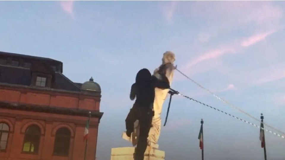 Хвърлиха в морето статуята на Колумб в Балтимор | StandartNews.com