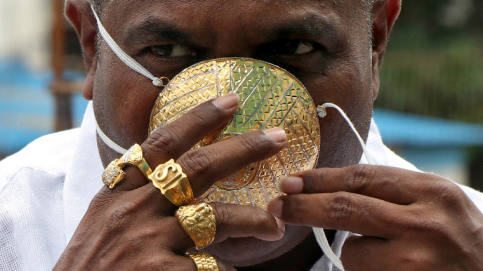 Индиец събра очите на всички със златна маска | StandartNews.com