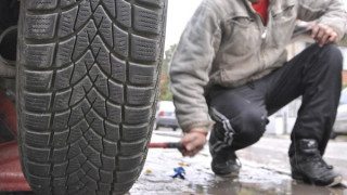 Японец търси гаджета, като им дупчи гумите