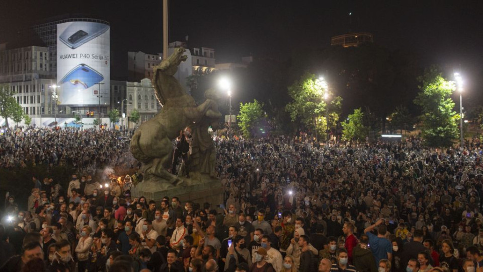 Сръбски министър за протестите: Това е преврат | StandartNews.com