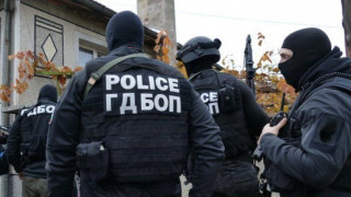 Затвор за пловдивски полицаи заради грабеж и рекет