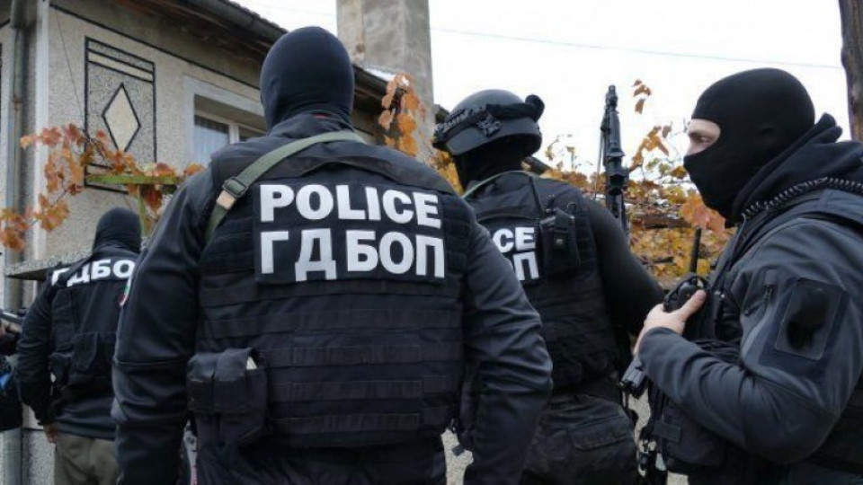 Затвор за пловдивски полицаи заради грабеж и рекет | StandartNews.com