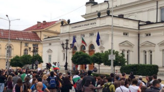 Агитката на Радев с тъпани пред парламента