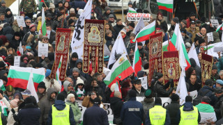 Протестиращи искат отваряне на баровете