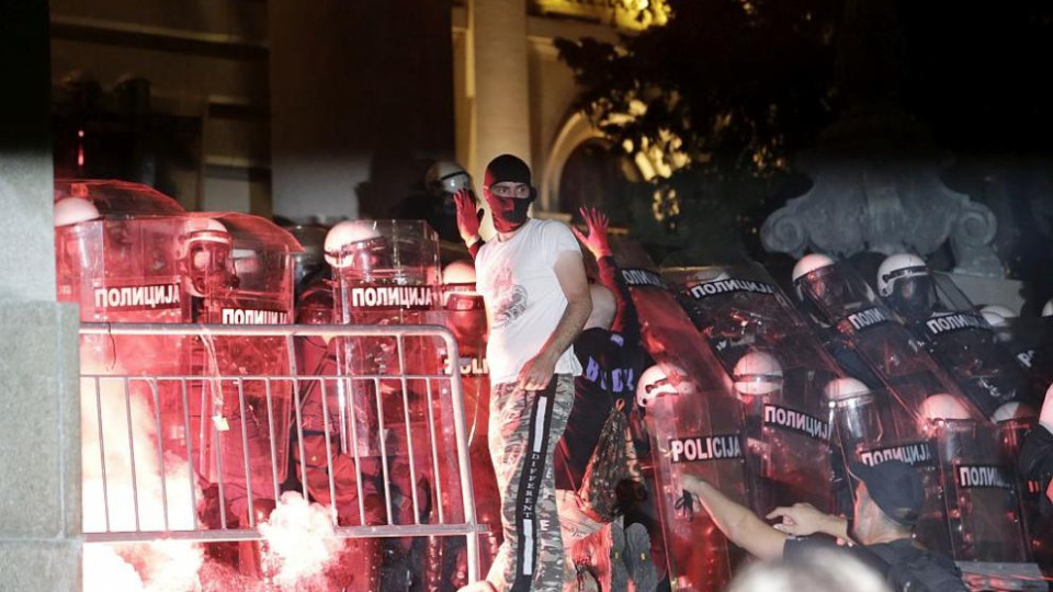 Протестиращи нахлуха в сръбския парламент | StandartNews.com