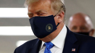 Изненада! Доналд Тръмп се появи с маска