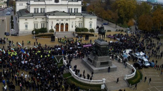 Пеят химна пред парламента