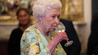 Елизабет II продава кралския си джин