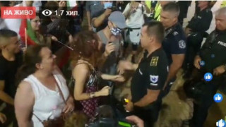 Протестиращи прегръщат полицаите