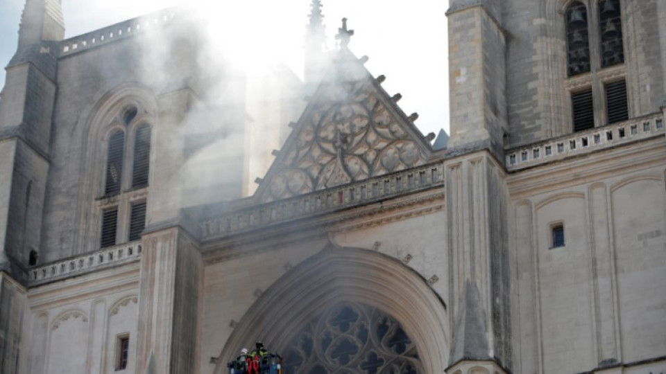 Нотр Дам-2: Гори катедралата в Нант | StandartNews.com
