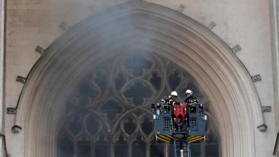 Овладяха пожара в катедралата в Нант | StandartNews.com
