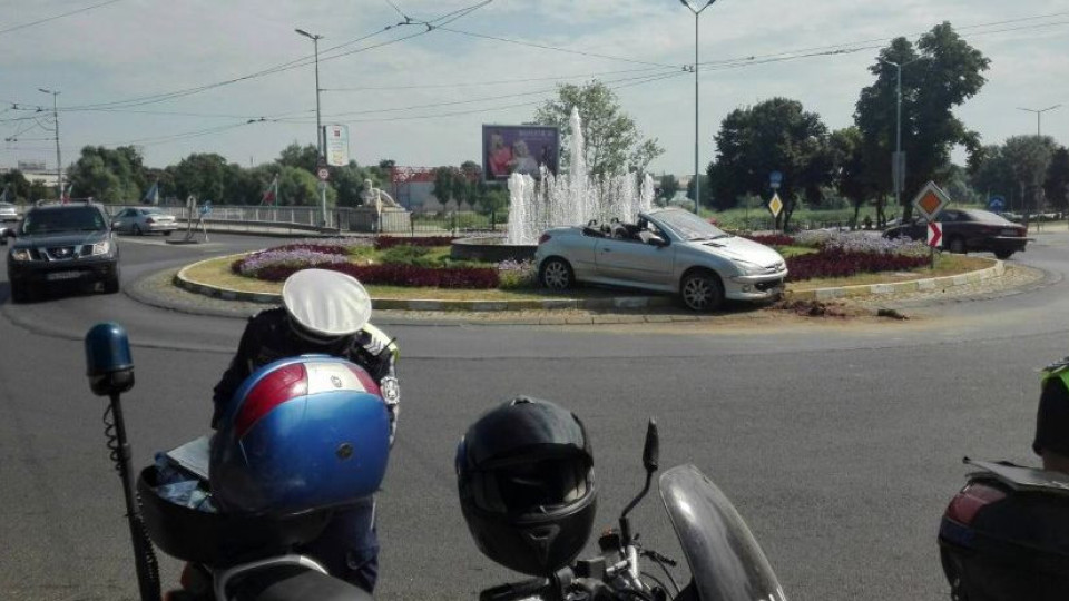 Шофьорка кацна върху фонтан в Пловдив | StandartNews.com
