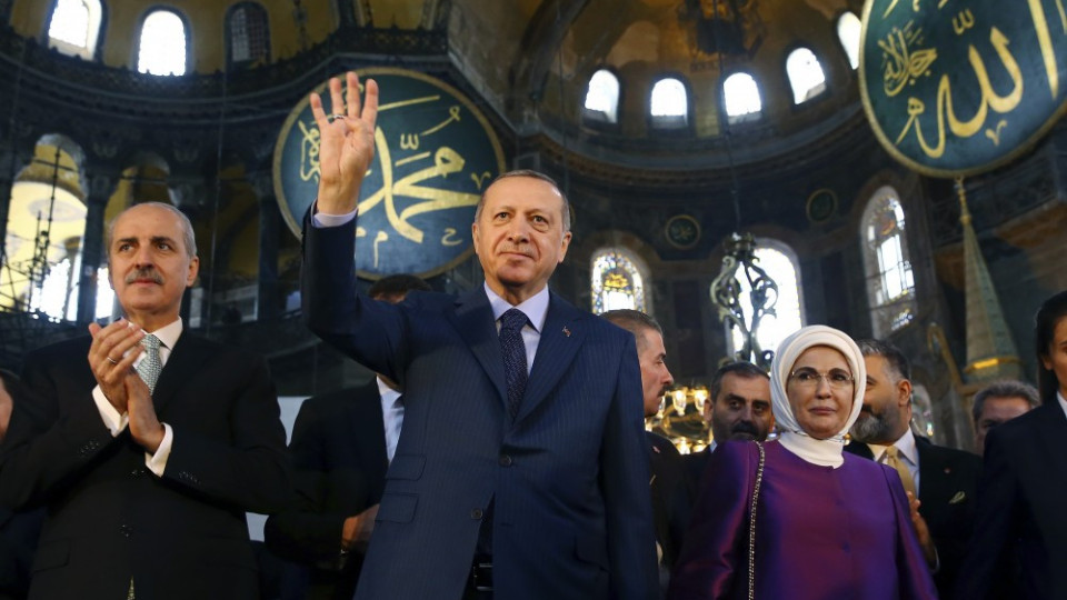 Ердоган гледа как "Св. София" става джамия | StandartNews.com