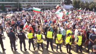 Протестът затвори движението пред парламента