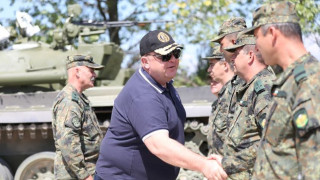 Каракачанов видя как стрелят обновени танкове Т-72