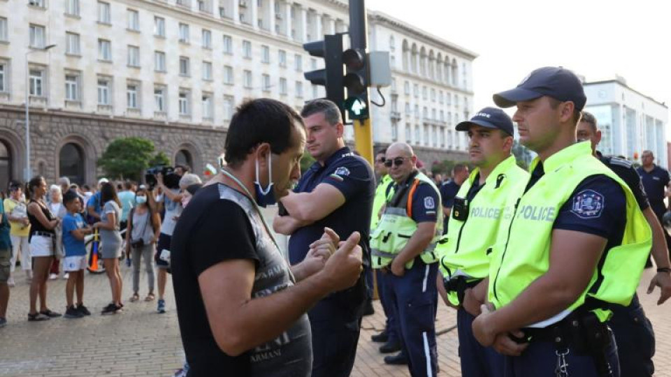 Охранители на казина викани на протестите | StandartNews.com