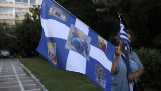 Скандал - в Гърция запалиха турски знамена
