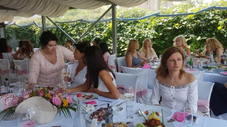 Биляна Тончева празнува рожден ден в розово