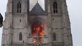 Защо пламна катедралата в Нант