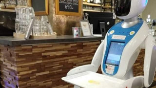 Робот сервира кафе в Златни пясъци