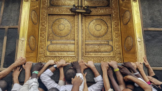 Пускат само 1000 души на поклонение в Мека