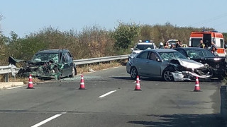 Верижна катастрофа рани шофьор край Бургас