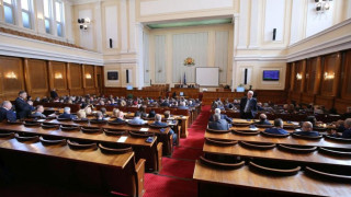 Депутатите на работа за последно преди ваканцията