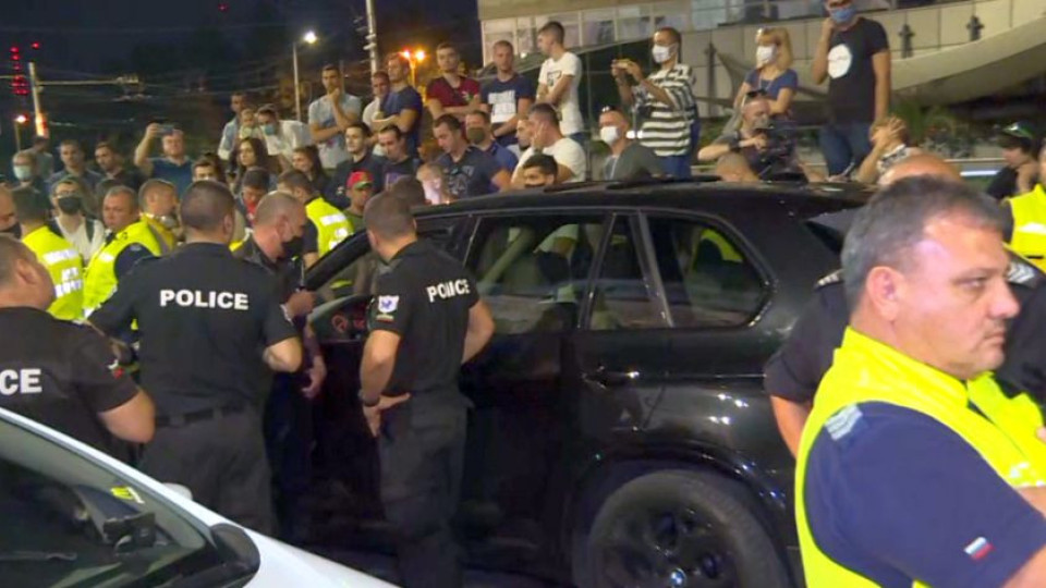 COVID-19 пламна сред полицаи пазещи протеста | StandartNews.com