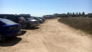 Искат наказания за паркиращи на плажа нахалници