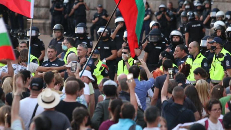 Прибират част от полицаите от протеста | StandartNews.com