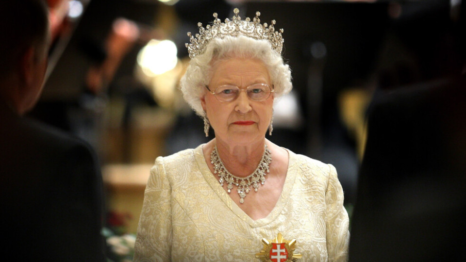 Гард на кралицата крил кокаин в баня на двореца | StandartNews.com