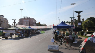 Три кръстовища остават блокирани