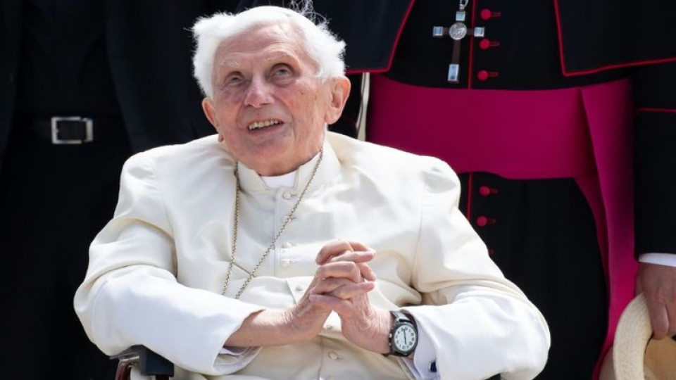 Папа Бенедикт XVI е на смъртно легло? | StandartNews.com