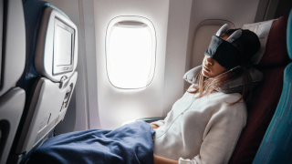 Защо не бива за се спи в самолета?