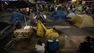 Протестът продължава с палатки и петима гладуващи