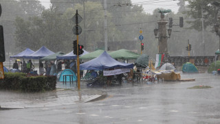 Бурята и дъждът опраскаха протестиращите