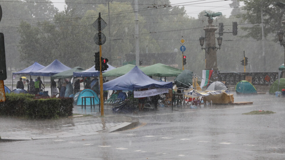 Бурята и дъждът опраскаха протестиращите | StandartNews.com