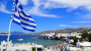 Гърция затегна мерките: Храмове и барове затворени