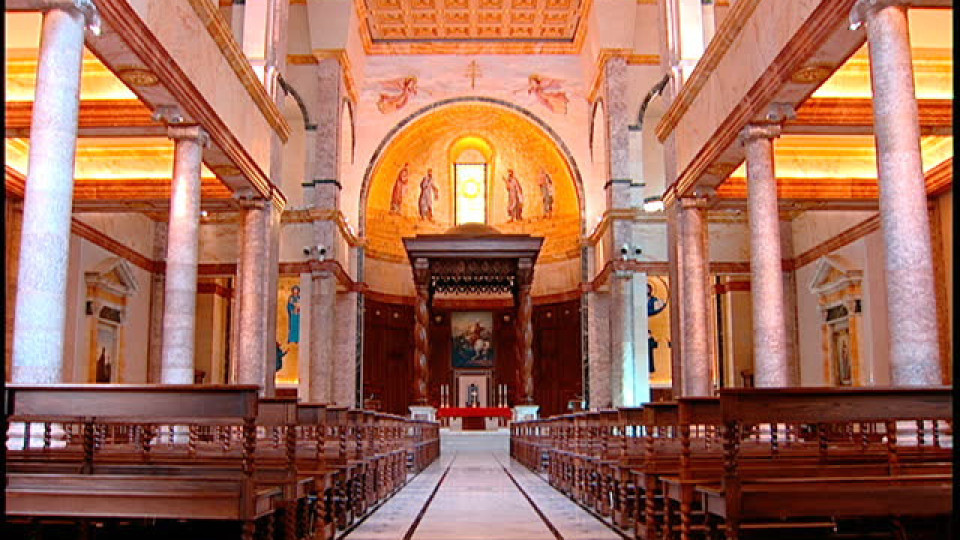Чудо спаси олтара на православен храм в Бейрут | StandartNews.com