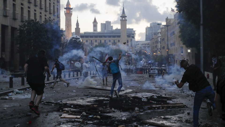 Протестиращите в Бейрут завземат министерства | StandartNews.com