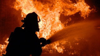 Пожар в жилище едва не погълна спящите собственици